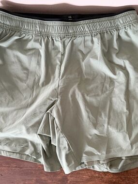 chubbies Small 5.5" Pineapple Label Shorts in Olive Green